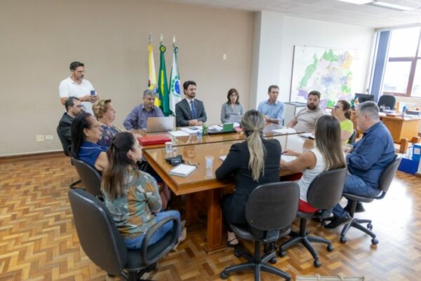 Rodolfo Mota atende reivindicações do sindicato dos servidores e retira projeto de pauta