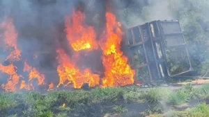Caminhão pega fogo após tombar na BR-376 e pista é interditada