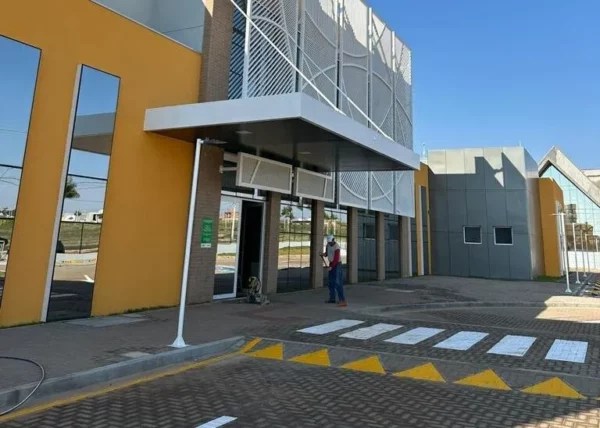 Morador é baleado após escutar barulho e abrir janela de casa em Arapongas
