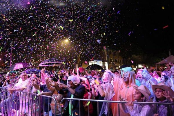 Público enfrenta a chuva para acompanhar show com a dupla Matogrosso e Mathias