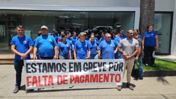 Trabalhadores de empresa de móveis fazem greve em Arapongas