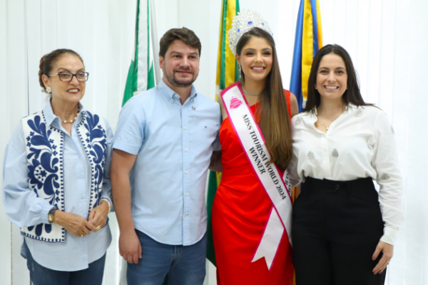 Prefeito de Arapongas Rafael Cita recebe Miss Tourism World, Isabelle Queiroz
