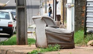 Prefeitura de Arapongas orienta sobre descarte de resíduos e entulhos em calçadas; irregularidades serão notificadas