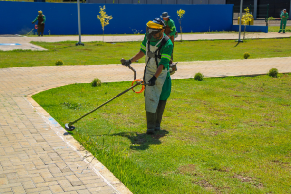Prefeitura de Arapongas intensifica serviços de limpeza e roçagem