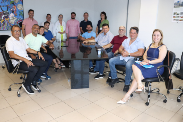 Prefeito de Arapongas Rafael Cita e vice Édina Kummel se reúnem com vereadores da base aliada