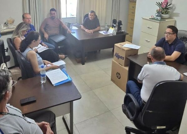 Reunião na cidade de Marilândia do Sul para debater habitação