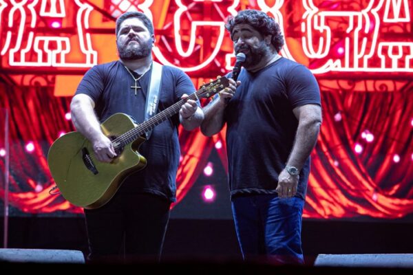 Dupla César Menotti & Fabiano encanta 29 mil pessoas em Pontal do Paraná