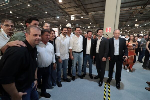 Governador destaca importância do setor moveleiro na economia do Paraná em visita à Movelpar em Arapongas