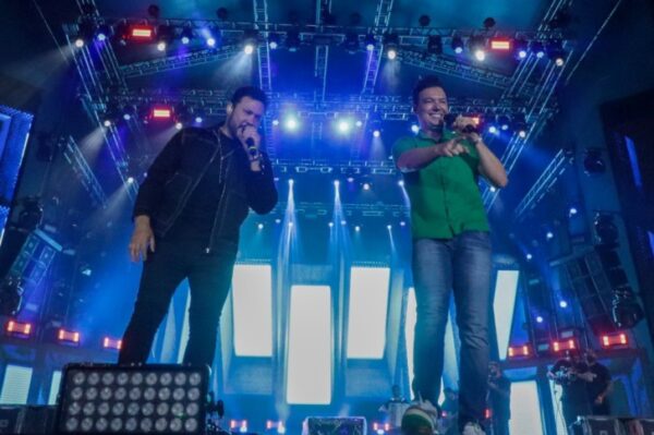 João Bosco & Vinícius levam sertanejo para 36 mil pessoas nas areias de Matinhos