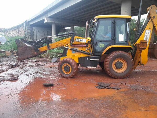 Equipes da Prefeitura de Maringá seguem mobilizadas para atender a comunidade após forte temporal desta terça-feira, 18