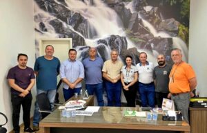 Prefeito e Cohapar analisam projetos sobre habitação para Faxinal