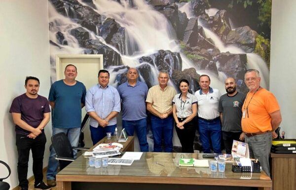 Prefeito e Cohapar analisam projetos sobre habitação para Faxinal