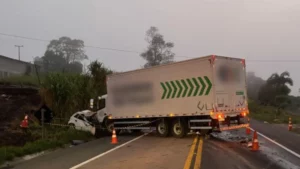 Duas pessoas morrem em colisão frontal com caminhão na BR-476 no PR
