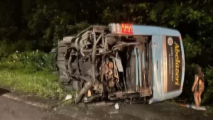 Ônibus tomba após colisão com caminhões na BR-376 e deixa 15 feridos