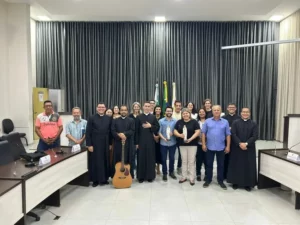 Missionários fazem oração para vereadores e servidores em Apucarana