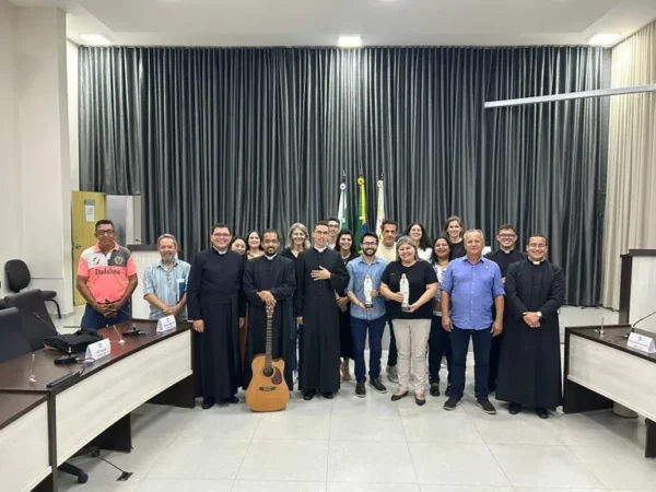 Missionários fazem oração para vereadores e servidores em Apucarana