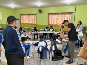 Prefeito Giva entrega kits escolares em Mauá da Serra e reforça compromisso com a educação