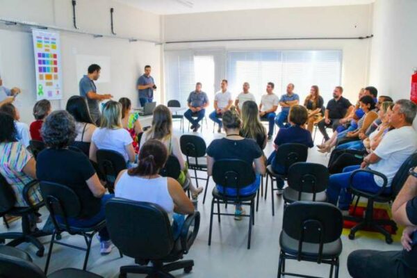 Equipe multidisciplinar do CAPS Infantil realiza reunião técnica com Secretaria de Educação e vereadores de Arapongas
