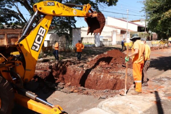 Obras devem resolver antigo problema de drenagem na Rua Periquito do Pescoço Marrom em Arapongas