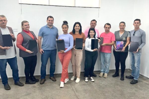 Prefeitura e Autarquia de Saúde de Cambira entregam tablets novos aos Agentes de Endemia