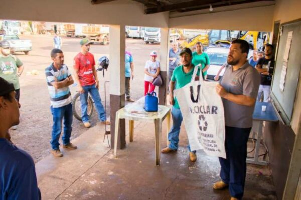 Secretaria de Saúde de Califórnia apresenta projeto de combate ao Aedes aegypti aos funcionários do pátio da prefeitura