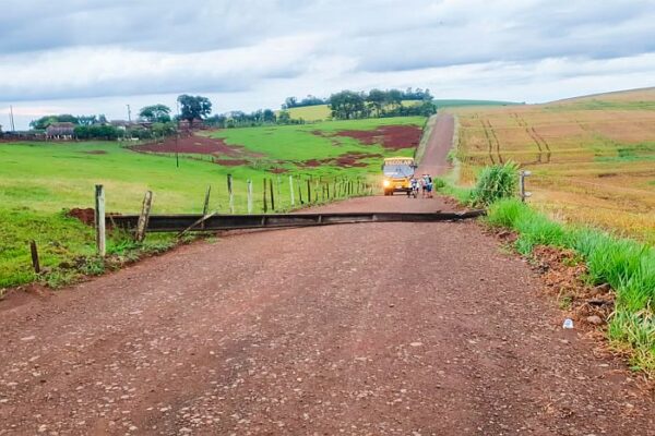 Queda de poste interdita Estrada da Figueirinha e afeta transporte de estudantes em Califórnia