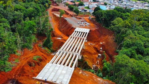 Obra em Arapongas interligando bairro Ulysses ao Santo Antônio e Novo Horizonte ultrapassa 70%