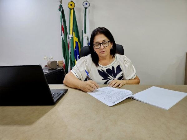 Marco histórico para o funcionalismo público: Prefeita Ana Lúcia sanciona benefícios inéditos em Cambira