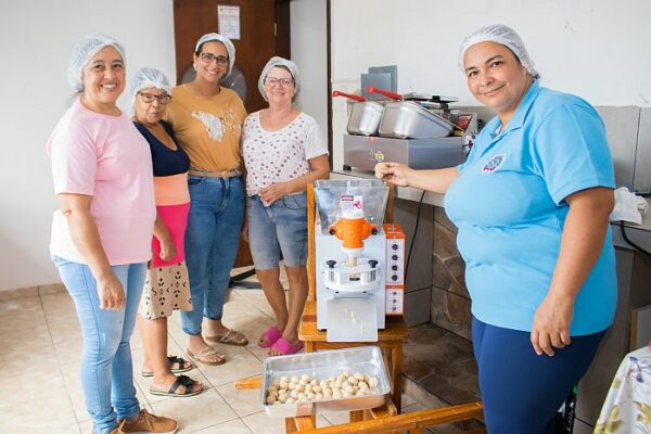 Cozinheiras de Califórnia participam de curso de produção de coxinha