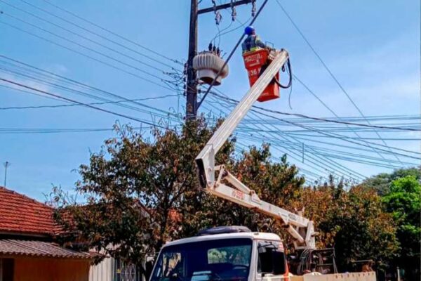 Empresa realiza manutenção na iluminação pública de Califórnia