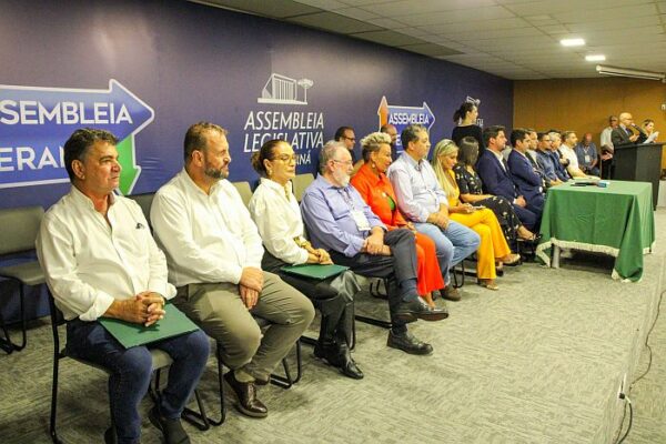 Assembleia Itinerante homenageia lideranças e personalidades de Arapongas e região