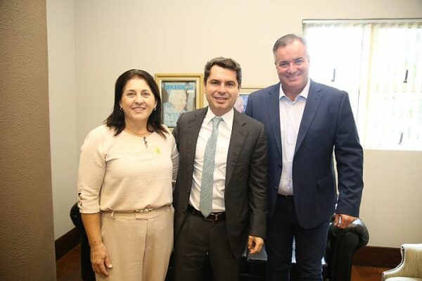 Prefeita Ana Lúcia de Cambira realiza visitas estratégicas para alinhar projetos e buscar investimentos em Curitiba