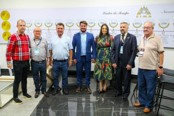 Prefeito Rafael Cita e lideranças marcam presença no 1º dia da Movelpar Home Show 2025