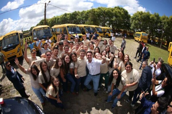 Em parceria com deputados, Governo começa entrega de 209 novos ônibus para a educação