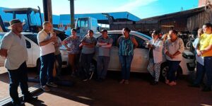 Prefeito Rildo da Padaria entrega novas botinas para servidores da limpeza em São Pedro do Ivaí