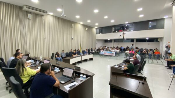 Requerimento sobre férias de professores gera polêmica na Câmara de Apucarana