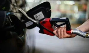 Bandidos rendem funcionários e roubam R$ 8 mil em posto de combustível de Arapongas