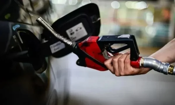 Bandidos rendem funcionários e roubam R$ 8 mil em posto de combustível de Arapongas