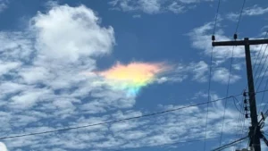 Luz colorida misteriosa chama atenção no céu de cidade do Paraná