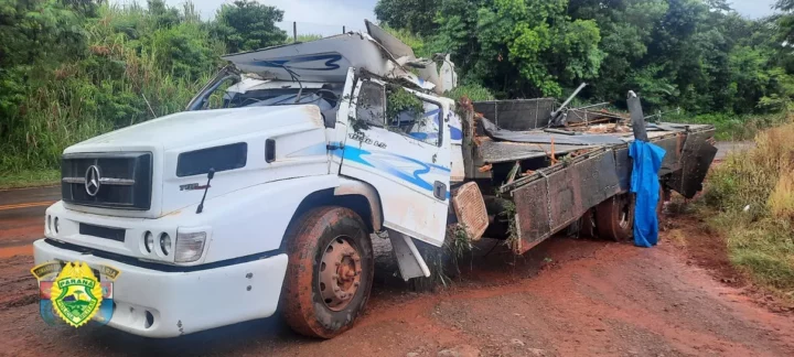 Caminhoneiro é levado ao Hospital da Providência ao capotar na PR-539