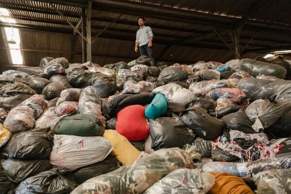 Prefeitura autoriza destinação ambiental de resíduos têxteis acumulados em prédio público de Apucarana