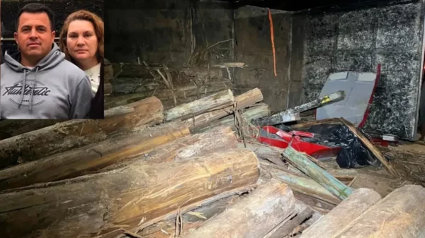 Caminhão com toras de madeira tomba sobre Fiat Uno e mata casal no PR