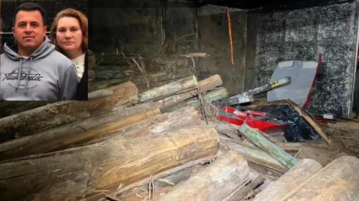 Caminhão com toras de madeira tomba sobre Fiat Uno e mata casal no PR