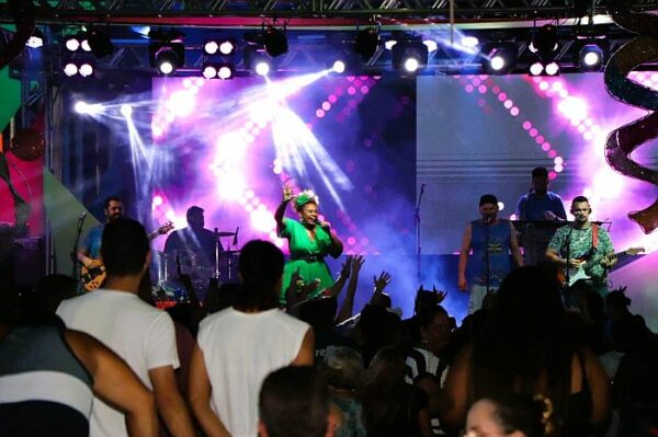 Carnaval Nas Asas do Samba atrai milhares de foliões na Estação Cultural Milene em Arapongas