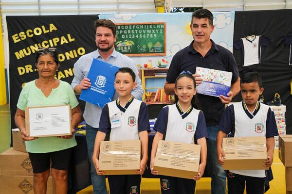 Prefeitura de Arapongas distribui 12.500 kits de materiais escolares para alunos da Rede Municipal e EJA