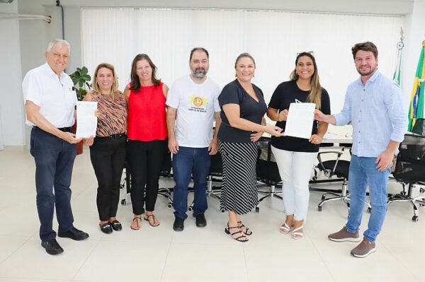 Prefeitura de Arapongas formaliza repasse de recursos para Casa do Bom Menino e Aprisco Pássaros da Paz