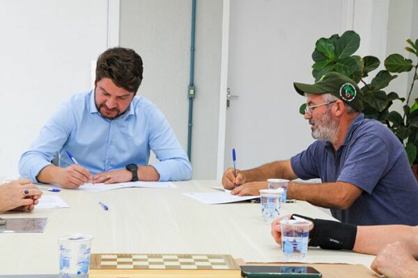 Prefeitura de Arapongas oficializa termo de doação definitivo de veículos para Associação de Cooperação Agrícola