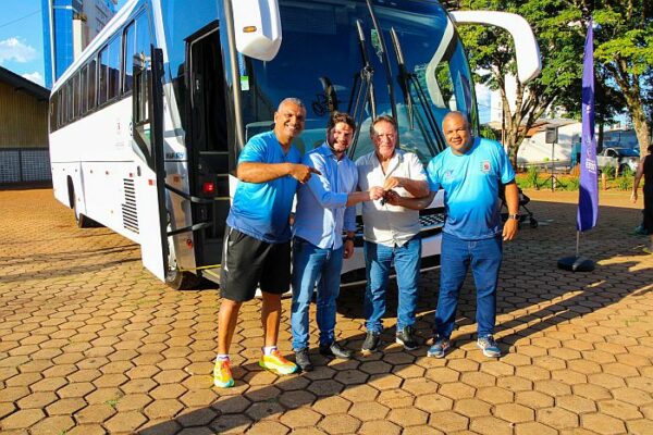 Prefeitura de Arapongas recebe novo ônibus para transporte de atletas e fortalece incentivo ao esporte