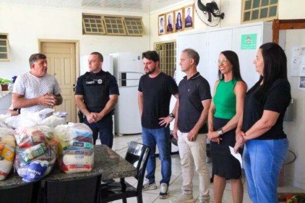 Prefeitura de Arapongas entrega doações arrecadas durante 1º Torneio de Futsal Beneficente da GMA para a Casa do Aguardo
