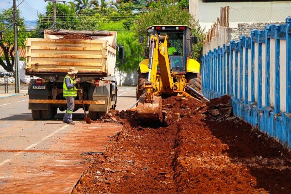 Com investimento de mais de R$ 1,1 milhão, Prefeitura executa revitalização da Rua Andorinhas